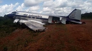 Air Colombia DC3 runway excursion after main gear collapse | Aviation News | Aviation Club