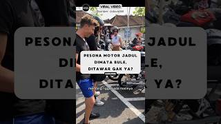 Bule Terpesona Dengan Motor Jadul Terparkir, Beli Gak Ya⁉️ #reaksibule #shorts #viralvideo