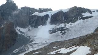 Seracs collapsing causing avalanche