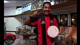 Waltinho Cruz, percussionista, no programa do SPORTV cantando um trecho do hino do Vitória.