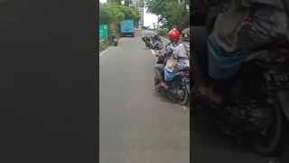 Pemotor terjatuh akibat jalan lobang di Cibubur (12/12/21) #shorts