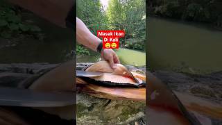 masak ikan di kali emang mantap 🤤🤤 #viral #makananunik #masak #ikanbakar