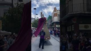 Els gegants romans de l'Hospitalet arriben a la plaça de l'Ajuntament per fer el canvi de guàrdia