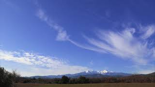 Timelapse du flux de nuages sur le Canigou enneigé.