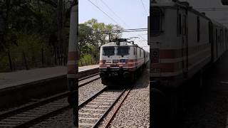 #highspeed overtake by gzb #wap5 with 15658 Brahmaputra mail at TWG heading towards patna #overtake