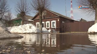 На ул.Морозовской разразился скандал. Огромная лужа мешает спокойно передвигаться пешком ее жителям