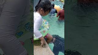 Ngitungin Papa Berendam Dalam Air#berenang #berendam #berenanganak  #renang #berenangdikolamrenang