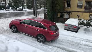 Seattle snow storm : SUV stuck in driveway