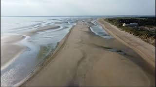 Vue Aérienne Époustouflante d'une Plage : Exploration en Drone