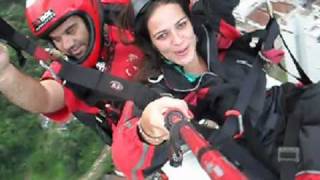 Cecília voando de parapente em São Vicente.wmv