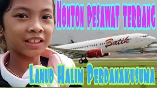 Nonton pesawat terbang di Bandara Halim Perdanakusuma Landing and Take off