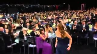 Se le rompe el vestido a Jennifer Lawrence en los SAG 2013   YouTube 360p]