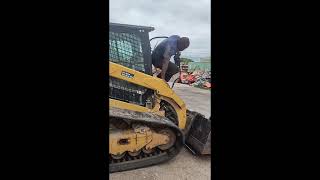 Caterpillar Skid Steer, How to change the Tracks, alone