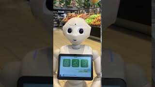 Roboten Cooper tar emot kunderna på Coop Bromma