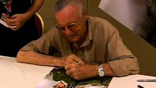 Marvel Legend Stan Lee signing a few items for us - TopSignatures.com