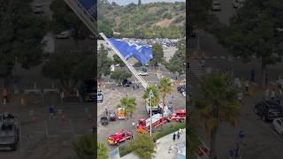 #WorldSeries La impresionante bandera de los Dodgers en las afueras del Dodger Stadium