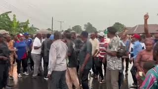 Etche youth happily stops Amaechi under rain to  express their love and support.