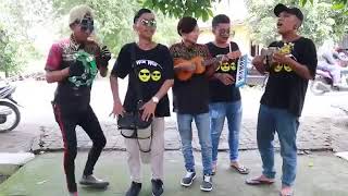 Lagu Bunga (Thomas) dinyanyikan Busker Jalanan Indonesia dengan versi yang menghiburkan..  Layannnnn