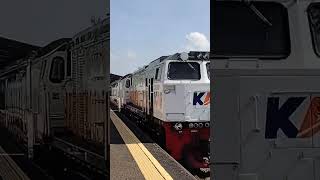 KA 10 Argo Dwipangga susul KA 132 Dharmawangsa di stasiun Karawang #keretaapi #railway