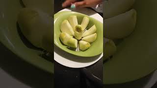 THE BEST WAY TO CUT APPLE 🍏 ASMR SOUNDS I SATISFYING VIDEO #shorts #asmr #satisfying #fruitcutting