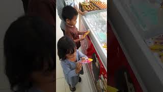 hunting jajan es krim walls pelangi upin ipin indomaret enak banget @4anakrambow #shorts