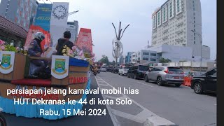 Persiapan para peserta karnaval mobil hias HUT DEKRANAS ke-44 di kota Surakarta 15 Mei 2024