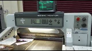 Working Video of Polar Mohr 92 EMC Monitor Paper Cutting Machine