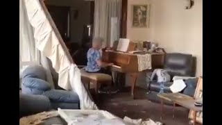 Beirut, una donna anziana suona il pianoforte dopo l'esplosione