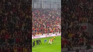 Göztepe-Altay maçında sahaya giren bir taraftar Ozan Evrim'in kafasında korner direğini kırdı