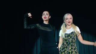 Sou Luna 3 Sofia Carson e Dove Cameron Cantão no palco do Jam Roller a música " Beller Together