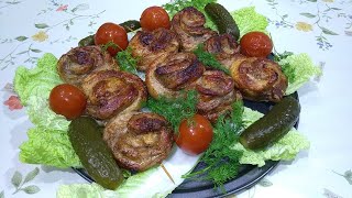 Мясные рулеты на шпажках.