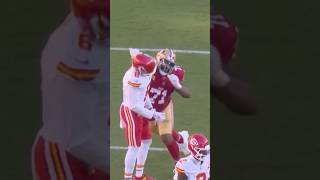 #trentwilliams fue expulsado del partido ante los #Chiefs por este golpe a Bryan Cook. #fttb #nfl 💀