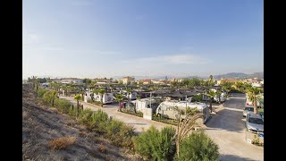 Camping Kikopark situé entre la mer bleue, une végétation luxuriante bord de mer. Plage à Oliva