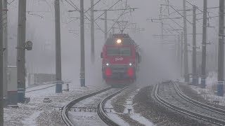 Пассажирские поезда на скорости поднимают снег