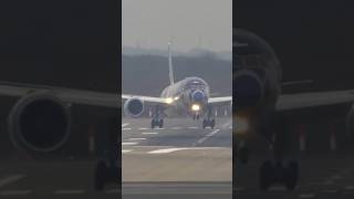 AMAZING pilot skills! Windy plane landing #youtubeshorts #shorts #aviation