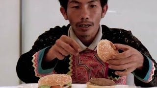 Manger un burger pour la première fois de sa vie