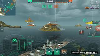 WoWS Blitz. Линкор Bayern доминирует на своем фланге.