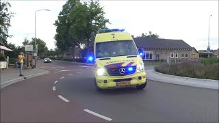 Diverse ambulances met spoed door Berghem