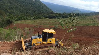 Trator de Esteira Jhon Deere 750 LGP Arrancando pedras!!