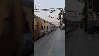 11078 Jammu Tawi - Pune jhelum Express full speed skip to faridabad railway station #shorts #viral