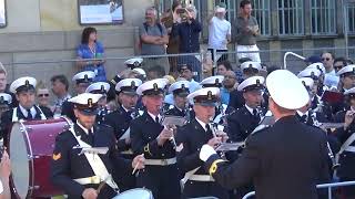 Marinierskapel der Koninklijke Marine speelt Volksliederen Frankrijk en Nederland bij Tour de France