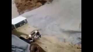 سواق يمني يتحدى الصخور.Yemeni driver challenges rocks