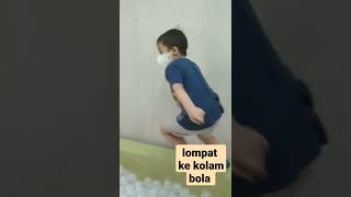 anak kecil lompat ke kolam bola di playground cinepolis(mandi bola) #shorts #shortsfund #shortsvideo