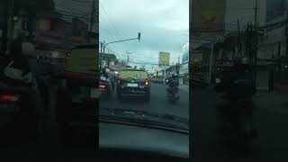 lewat jalan ini selalu padat kendaraan