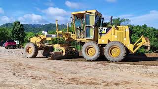 Motoniveladora Caterpillar 120K empurrando um Barro!