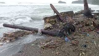 karena ombak hingga talit di pantai jadi begini