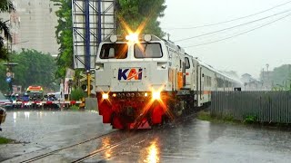 KERETA NGEBUT MENEMBUS HUJAN DERAS DI STASIUN WONOKROMO