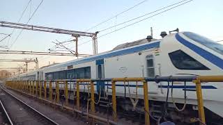 Super Honker!!! Vande Bharat Express Arriving Surat Railway Station #vandebharatexpress