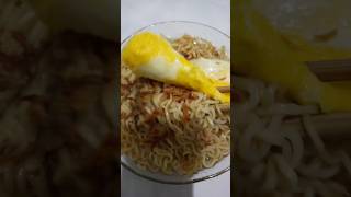 mie instan kuah toping bawang goreng dan telur ceplok, gurih enak dan lezat, kuliner food.,