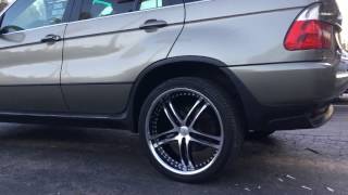 2005 BMW X5 sitting on 22" XIX X15 wheels wrapped in 265/35-22 Delinte tires.